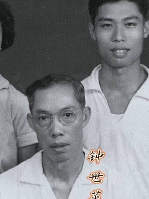 这是钟南山年轻时和父母及妹妹的合影