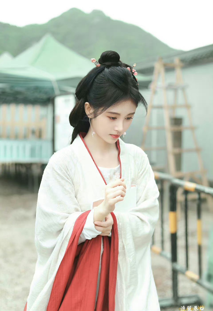 鞠婧祎新剧白衣侧颜路透#素衣红镶边古装造型既有古典美的优雅又有