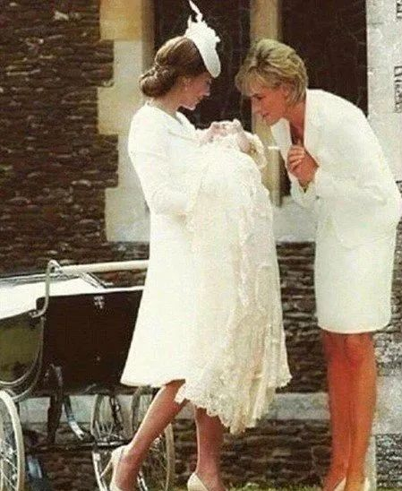 戴安娜“穿越时空”凝望刚出生的小孙女（网友制作）