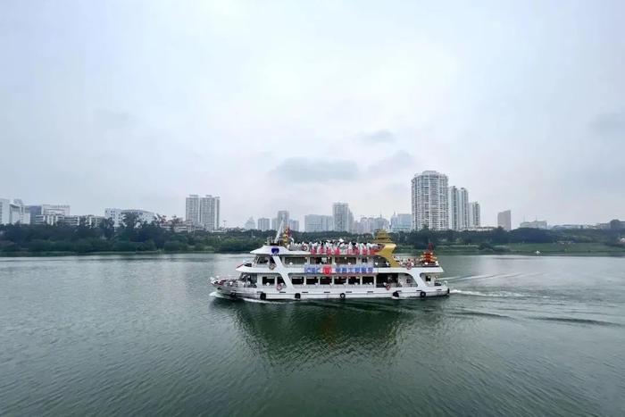 56对新人畅游邕江，感受百里秀美邕江魅力。覃祖稳 摄