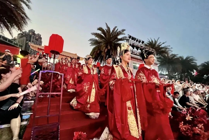 新郎牵着新娘的手缓步走向舞台。覃祖稳 摄