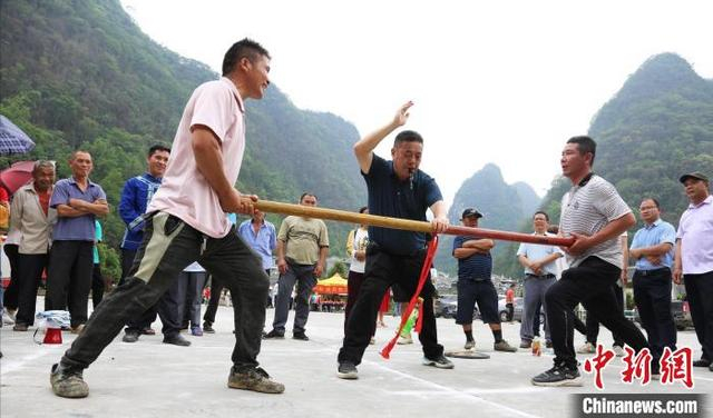 图为当地民众开展传统体育竞技。 韦勇旺 摄 