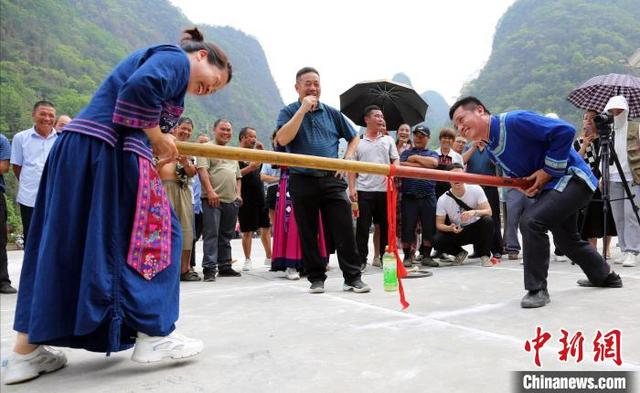图为当地民众开展传统体育竞技。 韦勇旺 摄 