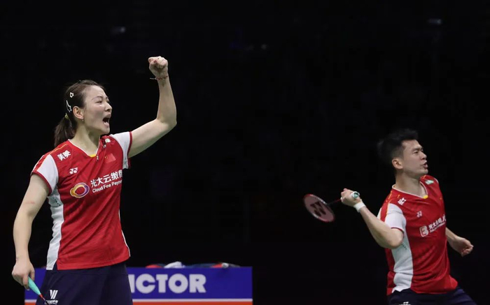 ▲5月21日，中国队组合郑思维/黄雅琼（左）在混双比赛中庆祝得分。新华社记者 贾浩成 摄