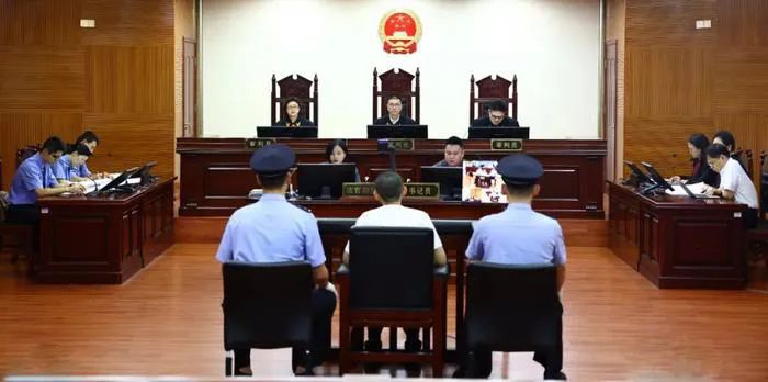 5月19日吴谢宇身着白色T恤出现在庭审现场