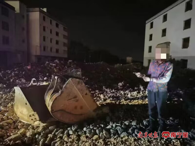 2名嫌疑人指认作案现场