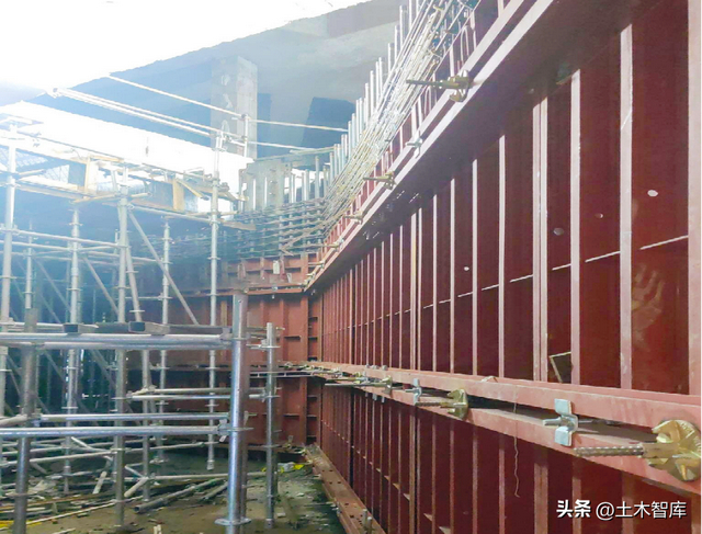 6米厚巨柱全钢大模板体系撑起摩天大楼.地下室2.