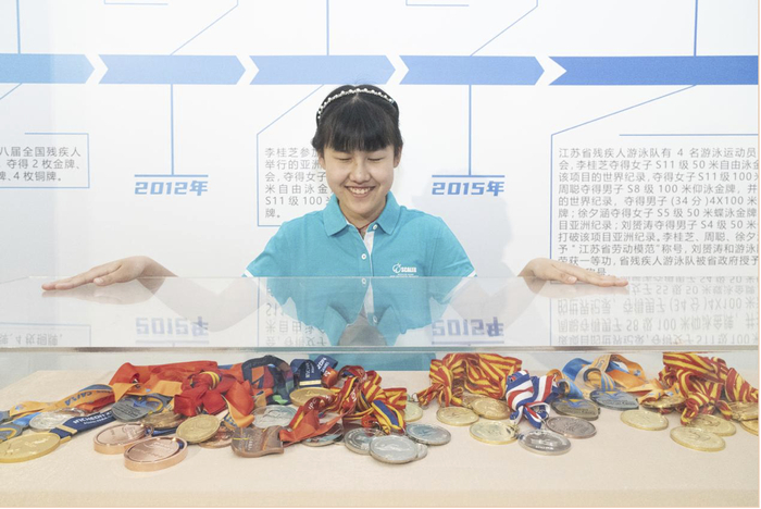 任紫珺在展览现场感受着哥哥姐姐们胜利的喜悦。孙贺 图