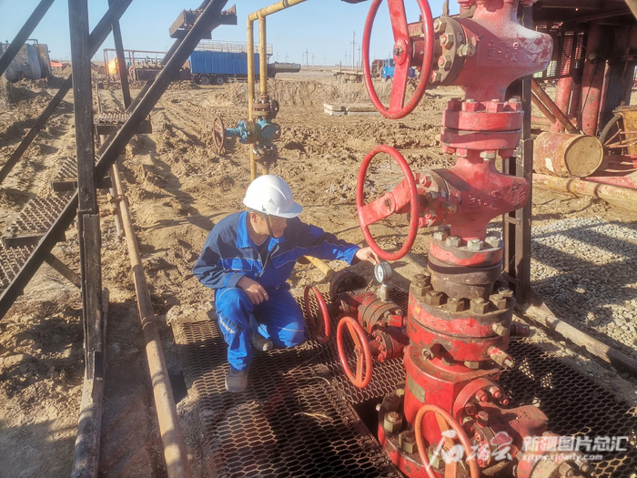 2023年4月，吐哈油田气举技术中心在哈萨克斯坦开展采气井维护巡检作业。韩中轩摄