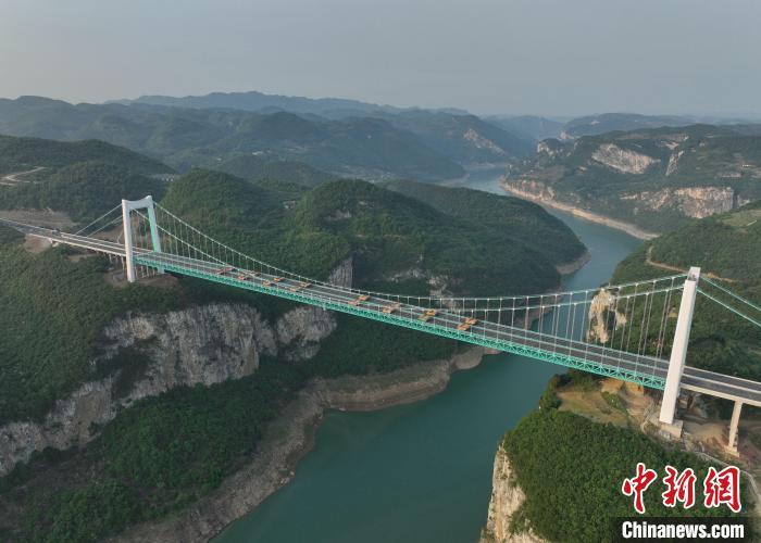 贵州金烽乌江大桥进行1680吨荷载试验