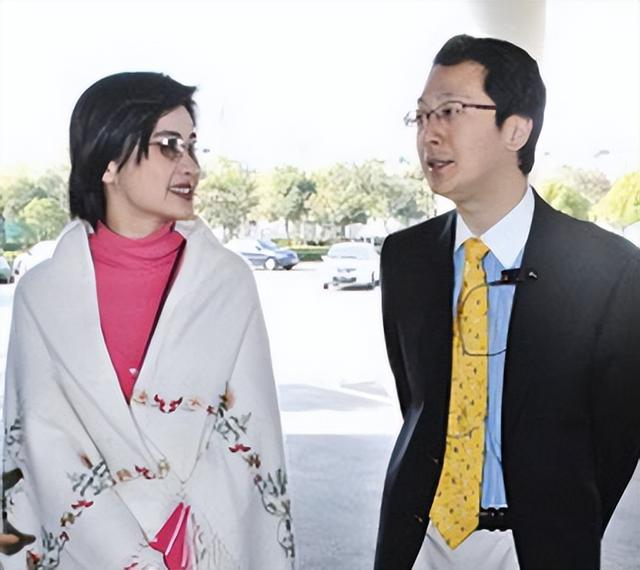 著名主持人吴小莉晒全家福,富豪老公罕露面,20岁女儿长腿吸睛