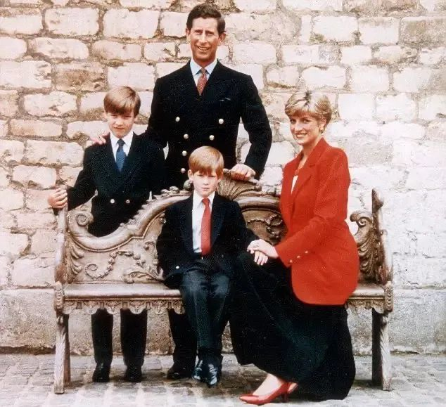 戴安娜、查尔斯与儿子们的最后一张圣诞合影