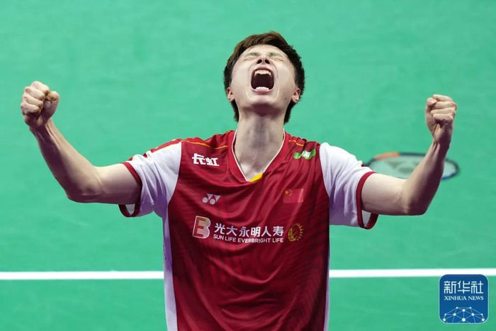 ▲中国队选手石宇奇在男单比赛后庆祝胜利。新华社记者 杨磊 摄