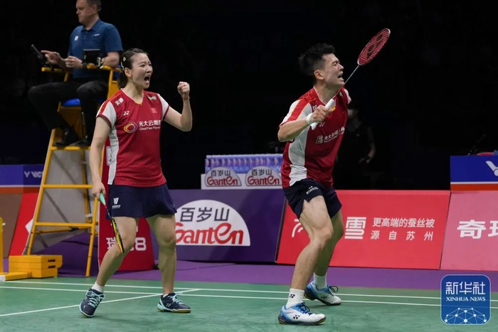 ▲中国队组合郑思维（右）/黄雅琼在混双比赛后庆祝胜利。新华社记者 李博 摄