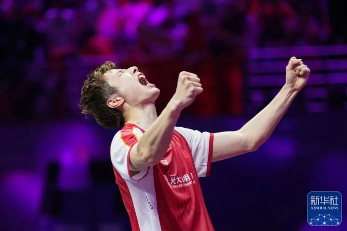 ▲中国队选手石宇奇在男单比赛后庆祝胜利。新华社记者 杜宇 摄