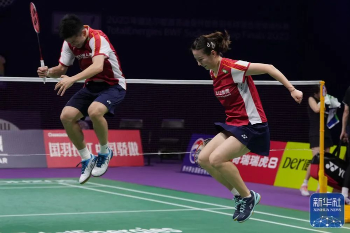 ▲中国队组合郑思维（左）/黄雅琼在混双比赛后庆祝胜利。新华社记者 李博 摄