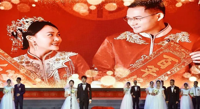 执子之手与子偕老，新人们的爱情故事令人动容。覃祖稳 摄