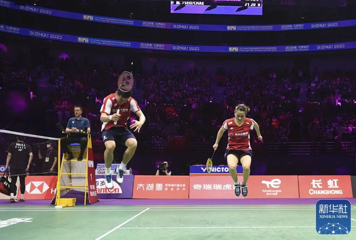 ▲中国队组合郑思维/黄雅琼（右）在混双比赛后庆祝胜利新华社记者 侯昭康 摄