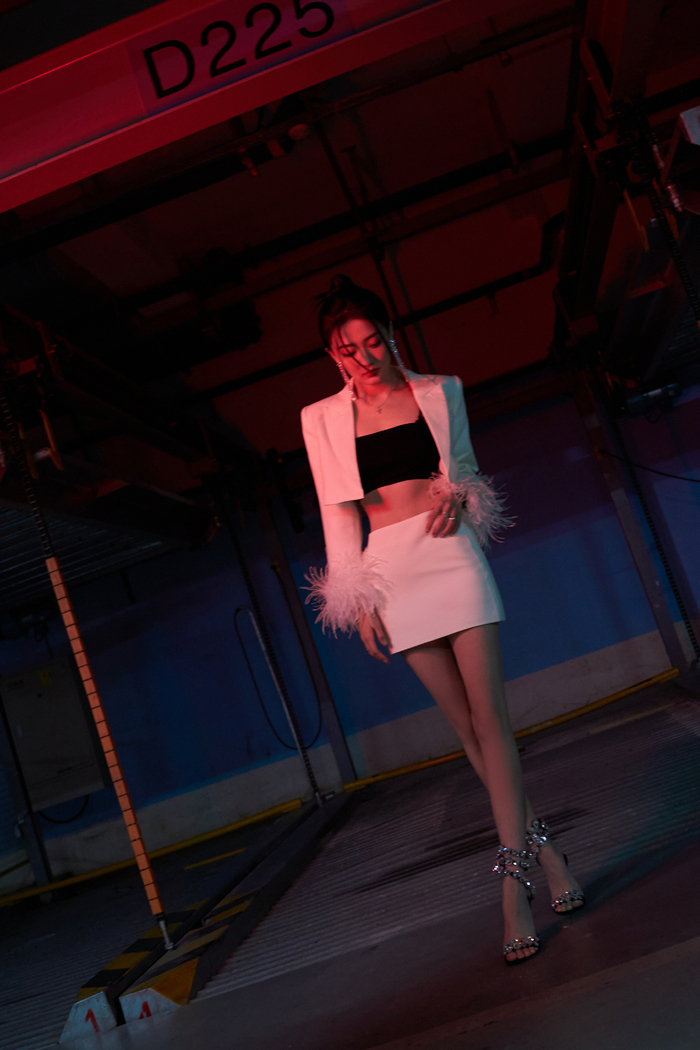 徐璐白裙西装光影大片|徐璐|光影_新浪新闻