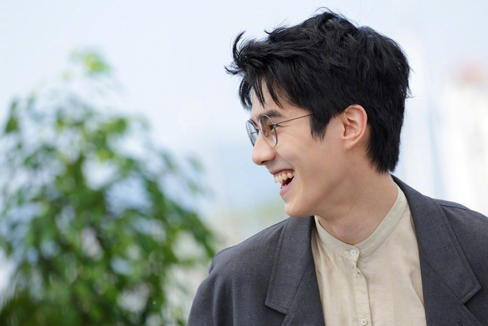 刘昊然《燃冬》剧组photocall,阳光帅气的刘昊然
