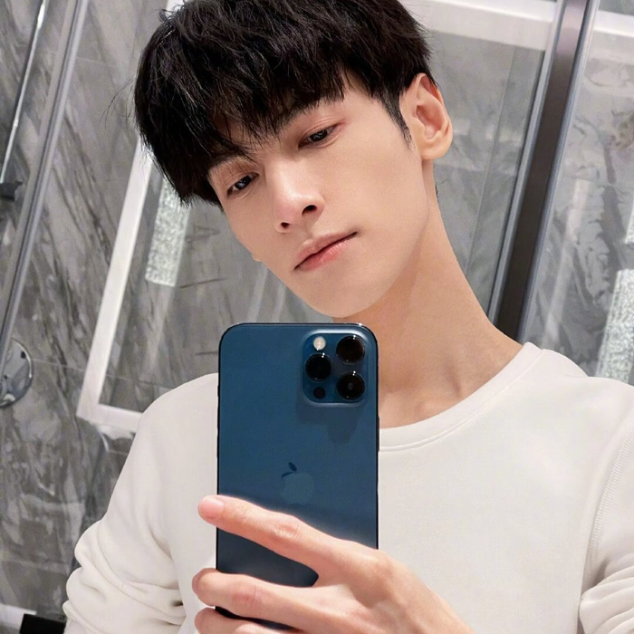 罗云熙| 对镜自拍 是十八宫格都放不下的对镜拍啊