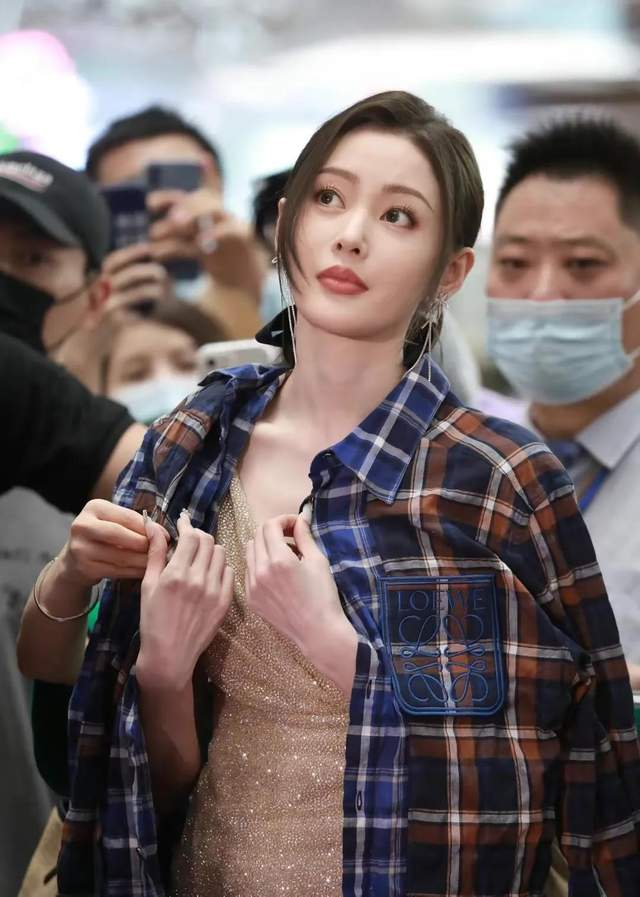 天呢!看路人镜头下的张天爱,太神了,有些人天生要做明星的