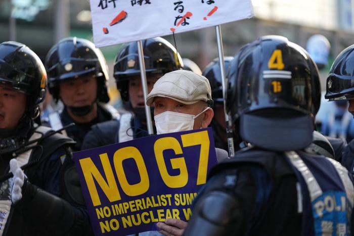 　　5月17日，民众在日本广岛举行抗议动作，反对七国集团峰会。日本移动无数警力支吾。新华社记者张笑宇摄