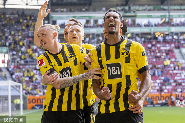 多特蒙德球员庆祝胜利。