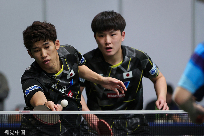 张本智和（右）/吉村真晴。