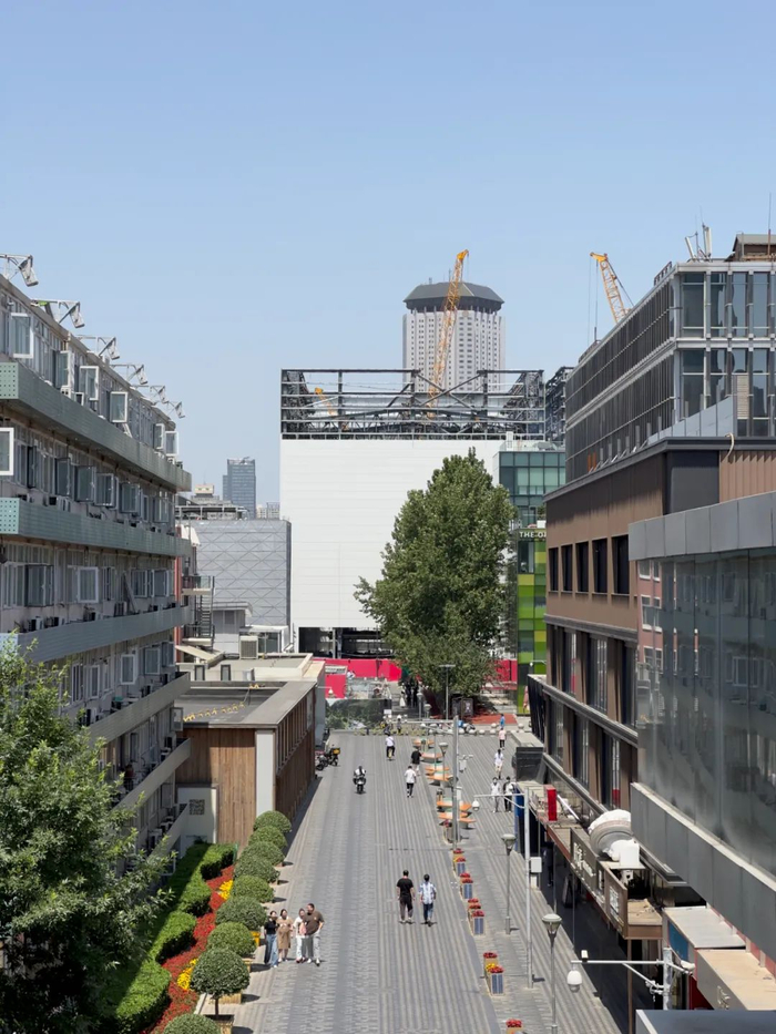 正在改造的三里屯太古里北区5号楼｜36氪拍摄