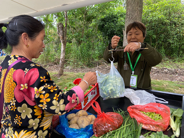 孙桂英在给顾客称菜。
