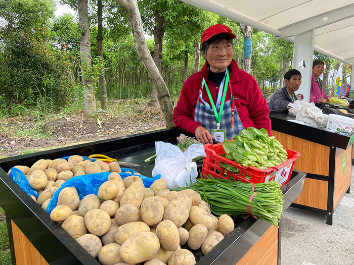村民在疏导点卖菜