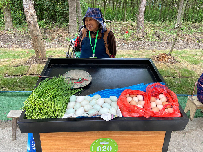 奉贤区南桥镇许多摊主是村里老人。