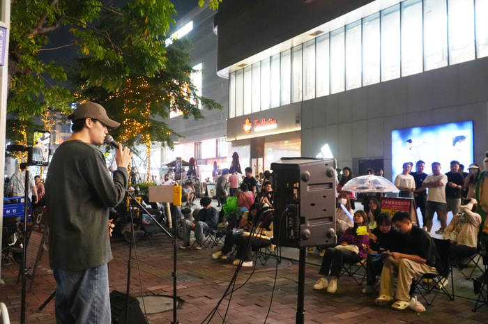 演唱现场的观众们都很投入。信息时报记者 卢杰 摄