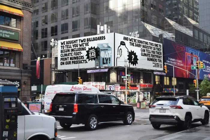 Oatly在广告牌上留出一半空位给愿意公布碳足迹的乳制品企业。图源：adweek