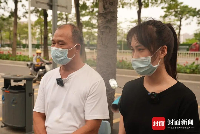 被害人家属参加庭审后接受采访。封面新闻记者 杨峰摄影