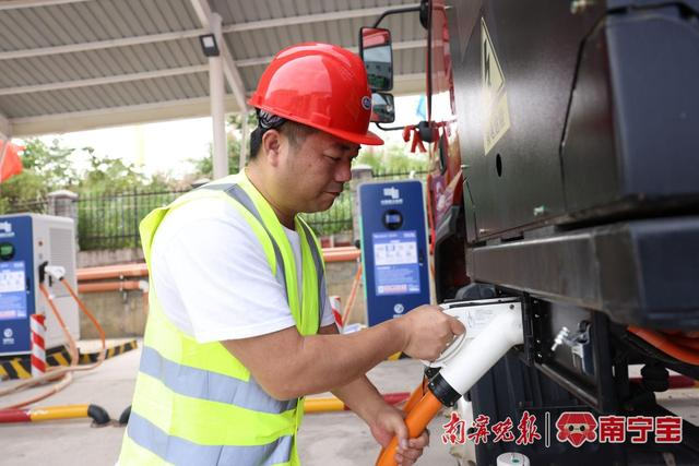 电动重型卡车司机正在给卡车充电