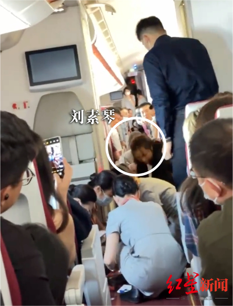 刘素琴跪地抢救乘客
