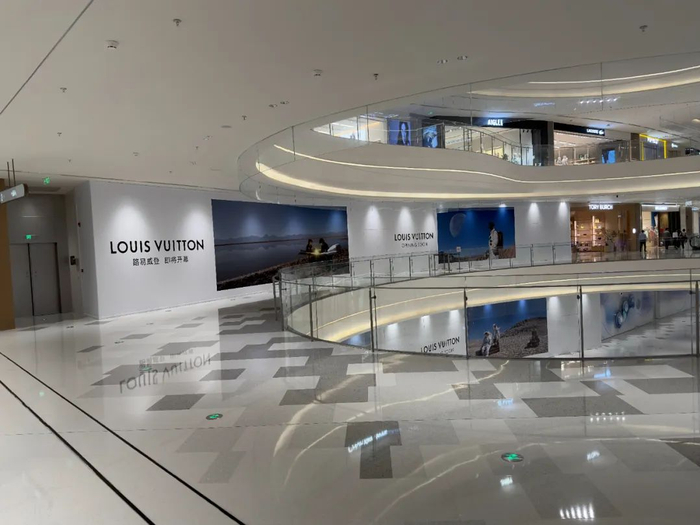 LV已在海口万象城中心位置拉起围挡｜36氪拍摄