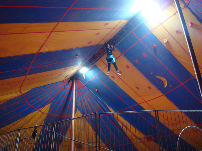  演出前，陈华正在检查设备。新京报记者 史航 摄