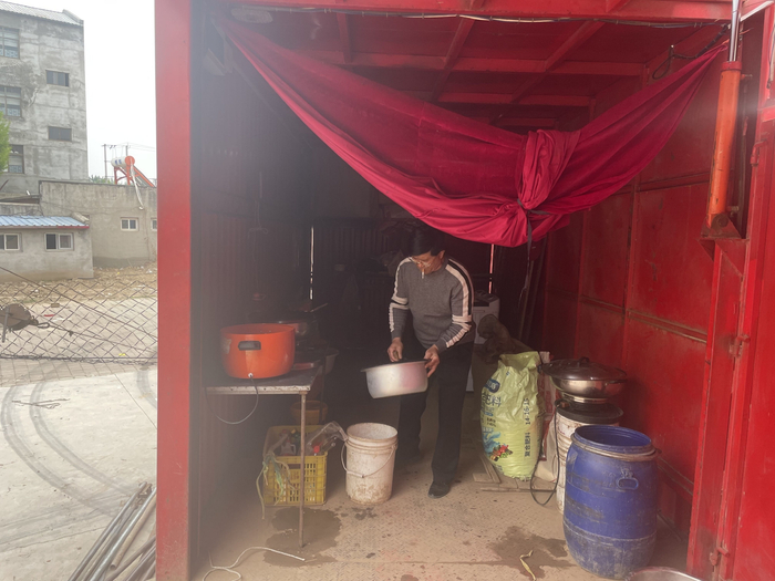  陈华在卡车里做饭。新京报记者 史航 摄