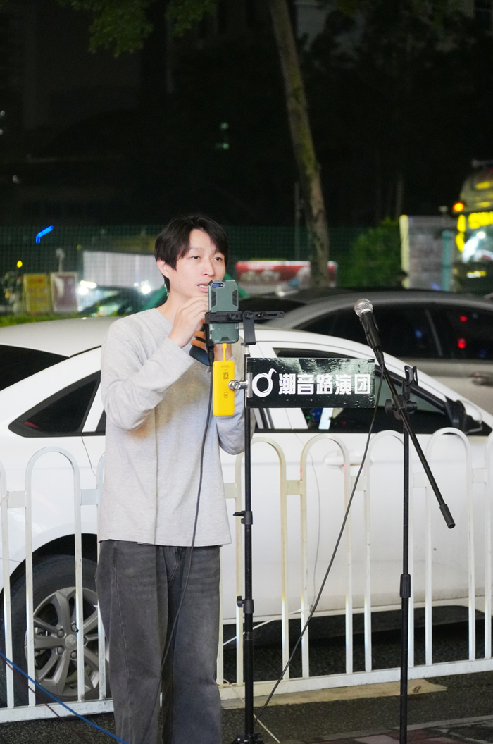 正在演唱的刘权恺。信息时报记者 卢杰 摄