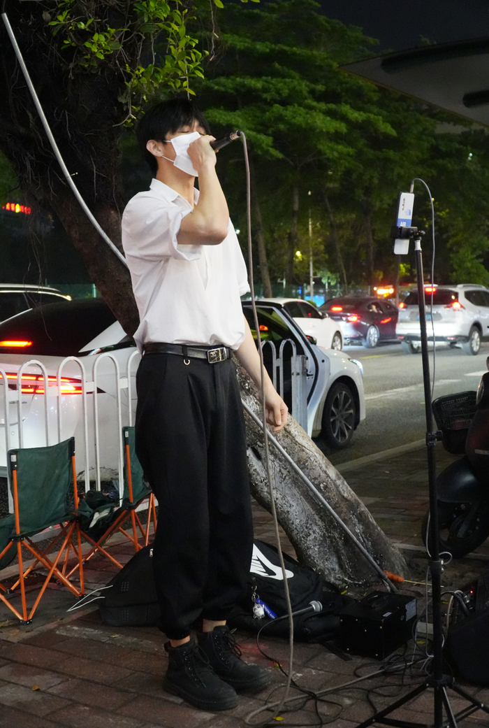 歌手小庞在动情演唱。信息时报记者 卢杰 摄