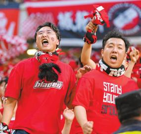 　　2023年5月6日，四川球迷在凤凰山体育公园专业足球场为主队激情助威。