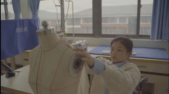 张晓丽在设计服装。图片由受访者提供