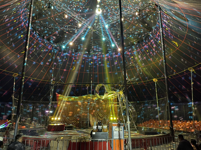  陈华的大棚有更好的灯光效果。新京报记者 史航 摄