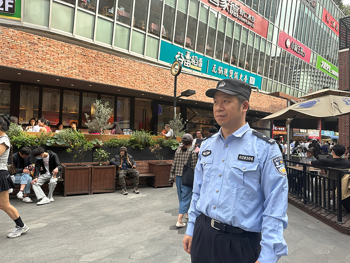 民警谢弼臻通过多次走访调研，成功化解商圈与居民的矛盾。