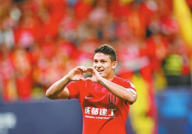 　　2023年4月21日，成都蓉城新赛季主场首秀，成都蓉城队队员艾克森进球后向全场的四川球迷致意。