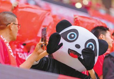 　　头戴大熊猫面具的四川球迷为主队送上祝福。