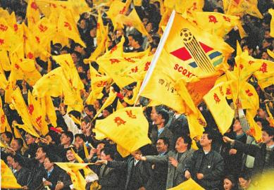 　　1995年11月19日，甲A足球联赛经典一幕：四川队在全场球迷助威下成功保级，成为无数四川球迷难以忘怀的记忆……